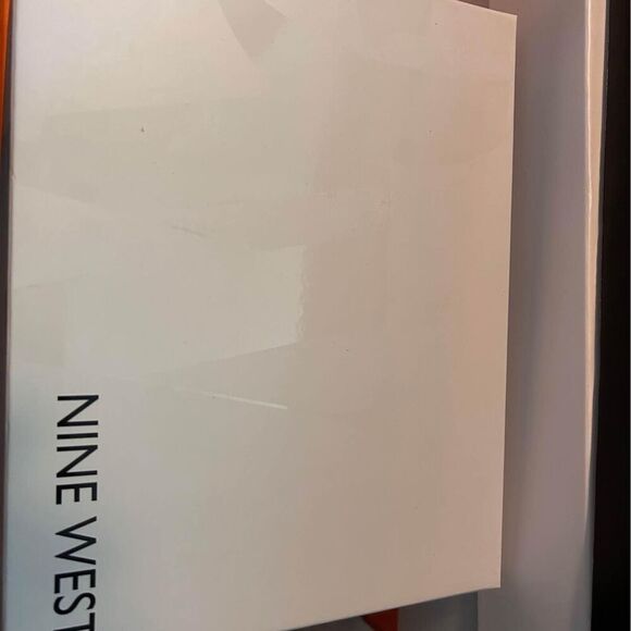 New in the box! Nine West beige classic heels - Picture 2 of 9